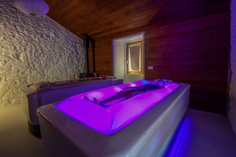 ¿Qué es un masaje para parejas? Un masaje para parejas consiste en que dos personas disfruten de un relajante tratamiento de masaje en la misma habitación. Se acuestan en camillas separadas, una al lado de la otra. Un masajista te atiende a ti y el otro a tu pareja. El masaje para parejas no es solo para parejas románticas. Puede ser un momento especial para fortalecer el vínculo entre madre e hija. Los compañeros de trabajo también pueden disfrutar de una sesión relajante durante los fines de semana o después de una jornada laboral intensa. Asimismo, es ideal para hermanos, padres e hijos, o amigos que disfrutan de un momento de relajación juntos. Ventajas del masaje para parejas: El masaje tiene numerosos beneficios. Generalmente, la conversación, el masaje puede ser relajante y ayuda a mejorar el descanso. Sin embargo, si buscan una forma de fortalecer su vínculo y relajarse como pareja, programar una sesión de masaje en pareja es una opción a considerar. ¿Qué es un masaje para parejas? Un masaje para parejas consiste en que dos personas disfruten de un relajante tratamiento de masaje en la misma habitación. Se acuestan en camillas separadas, una al lado de la otra. Un masajista te atiende a ti y el otro a tu pareja. El masaje para parejas no es solo para parejas románticas. Puede ser un momento especial para fortalecer el vínculo entre madre e hija. Los compañeros de trabajo también pueden disfrutar de una sesión relajante durante los fines de semana o después de una jornada laboral intensa. Asimismo, es ideal para hermanos, padres e hijos, o amigos que disfrutan de un momento de relajación juntos. Ventajas del masaje para parejas: El masaje tiene numerosos beneficios. Generalmente, la conversación, el masaje puede ser relajante y ayuda a mejorar el descanso. Sin embargo, si buscan una forma de fortalecer su vínculo y relajarse como pareja, programar una sesión de masaje en pareja es una opción a considerar.